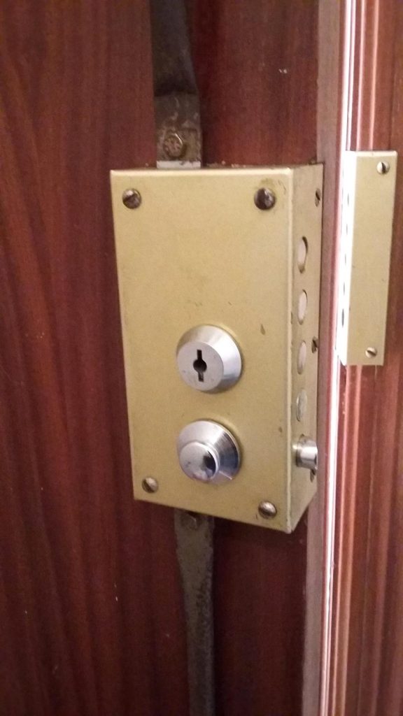 Cerrajeros Valencia reparación de cerradura tover en puerta blindada